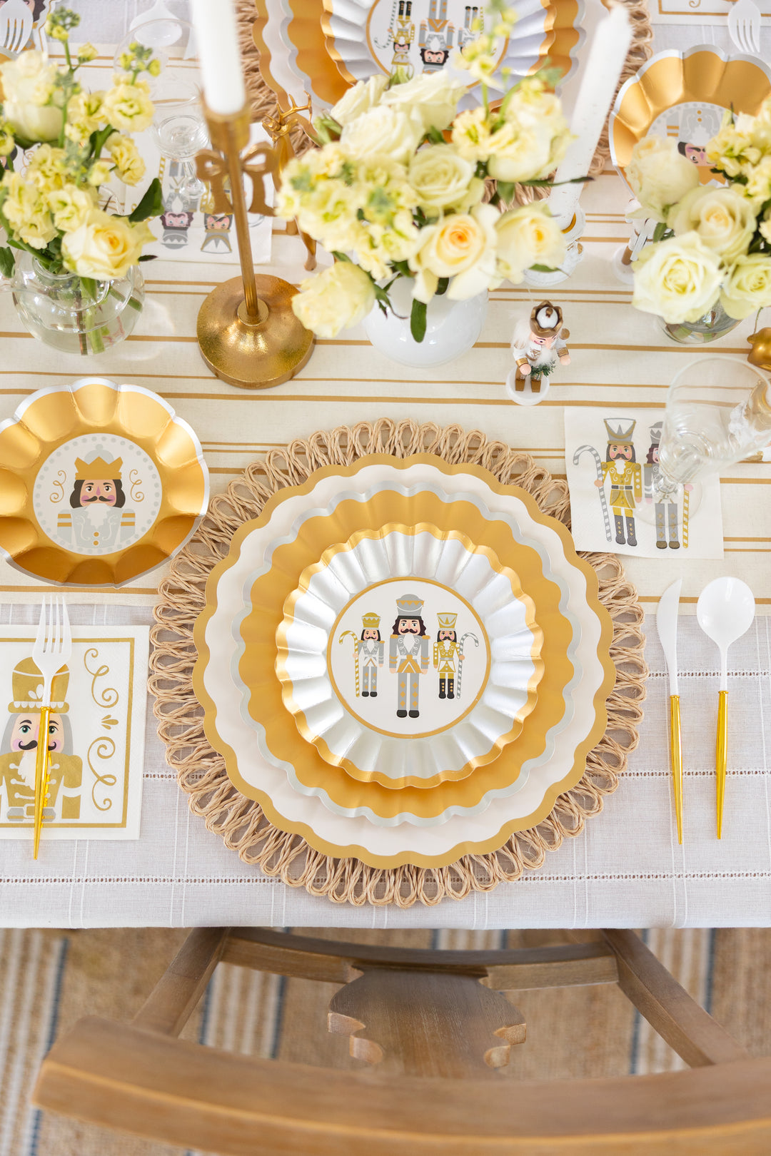 Gilded Nutcracker Wavy Paper Dinner Plate/8pk