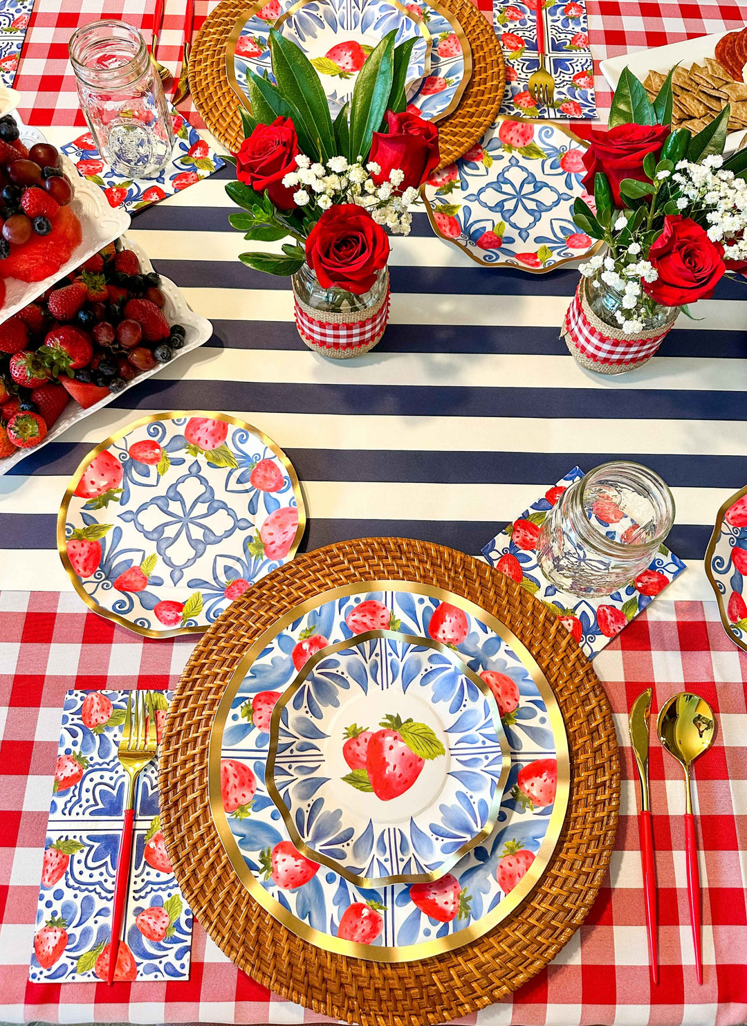 Wavy Dinner Plate Bleu Strawberries - 8pkg