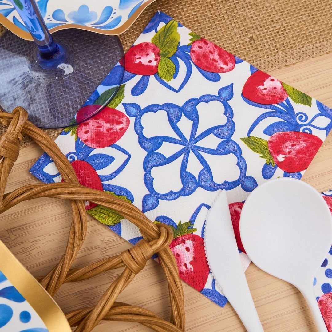 Bleu Strawberries Table Setting For 8 Guests