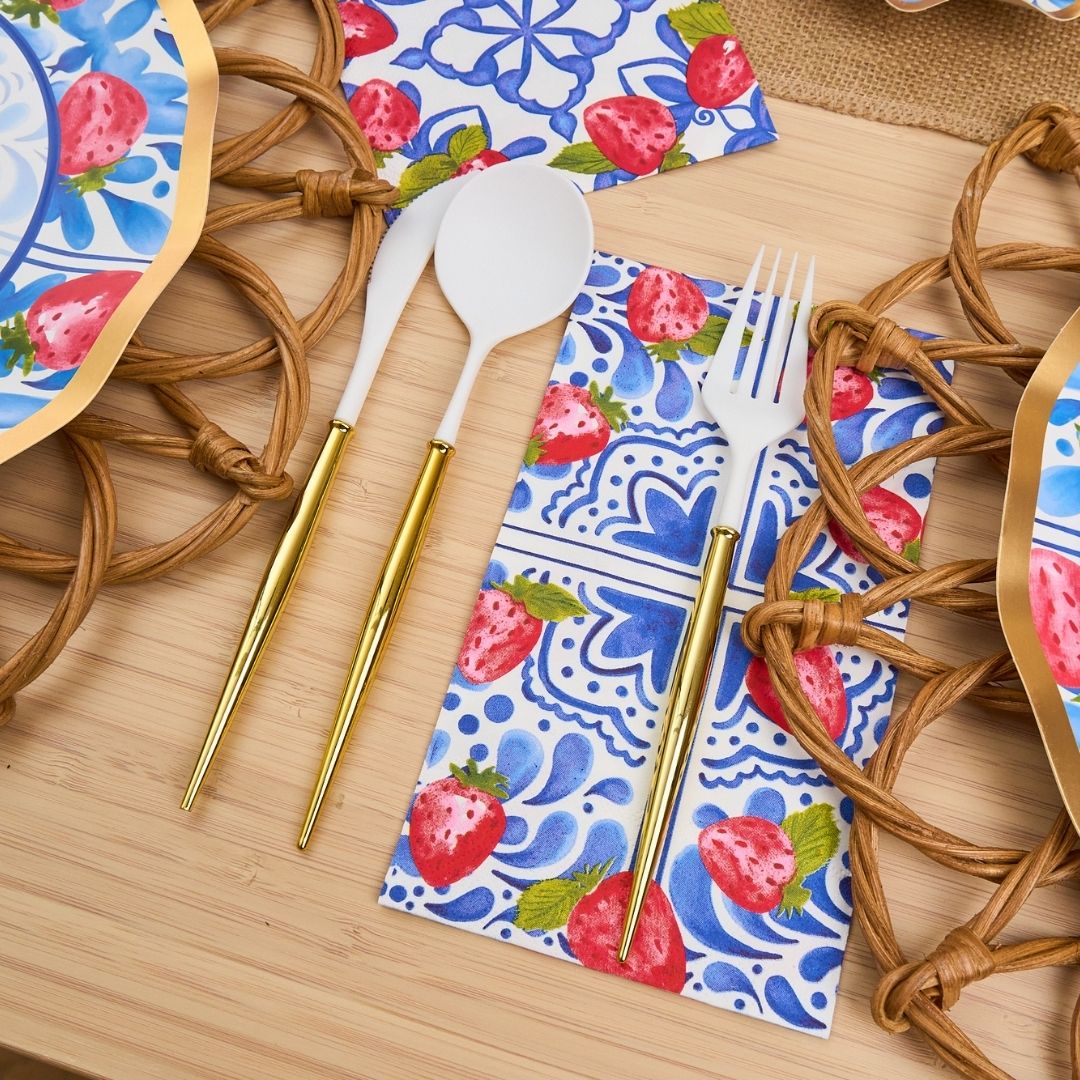 Bleu Strawberries Table Setting For 8 Guests