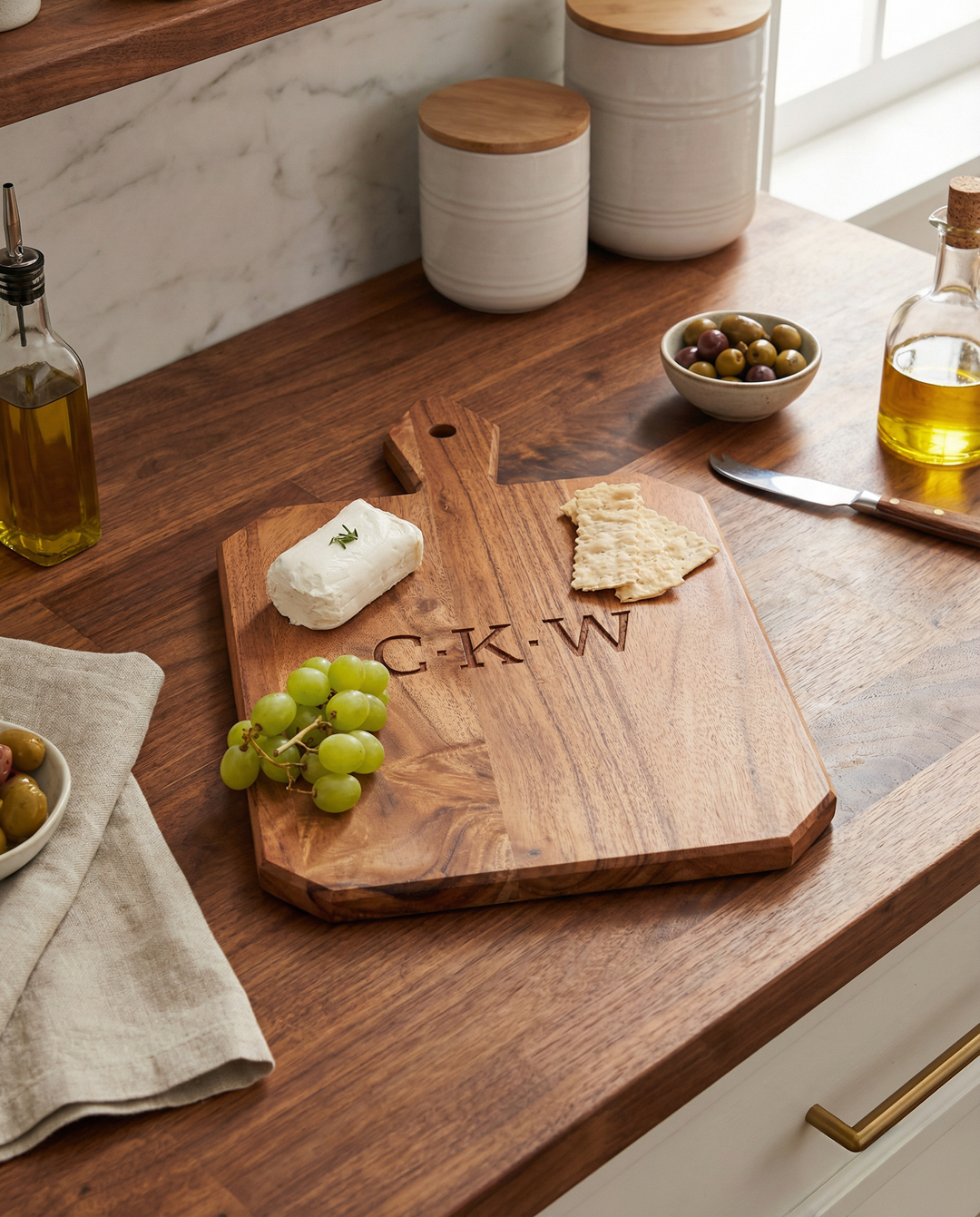 Acacia Heirloom Board w/ Handle Rectangle | Personalize | 16 x 10"