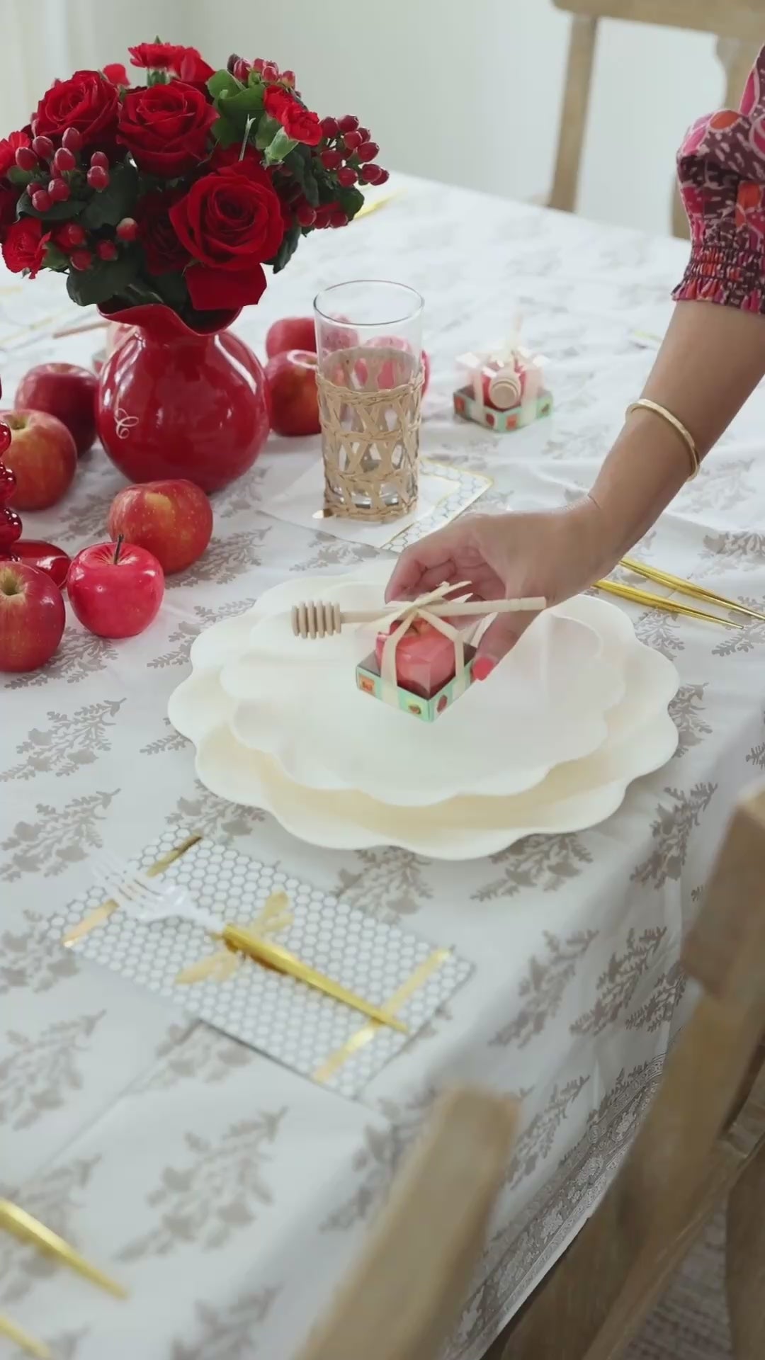 Rosh Tablescape for 16 Guests: Eco Cream Honeybee